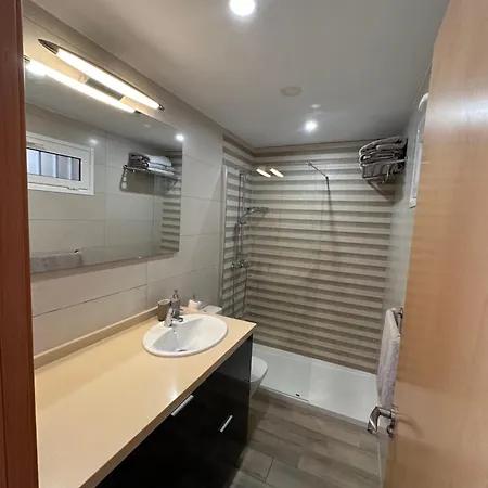 Con Piscina Y Vistas En Playa De Americas ,a 2 Min De La Playa Apartment *