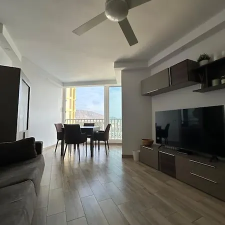 Con Piscina Y Vistas En Playa De Americas ,a 2 Min De La Playa Apartment *
